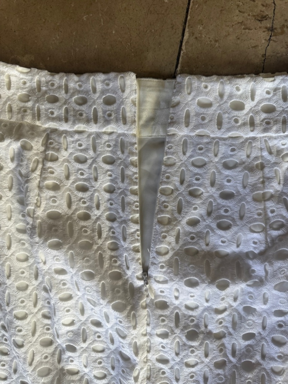 BANANA REPUBLIC ladies, white eyelet, pencil skirt, size 2, tall, perfect cond - Picture 7 of 7